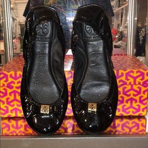 Tory Burch Blk Patent “Eddie” logo flats